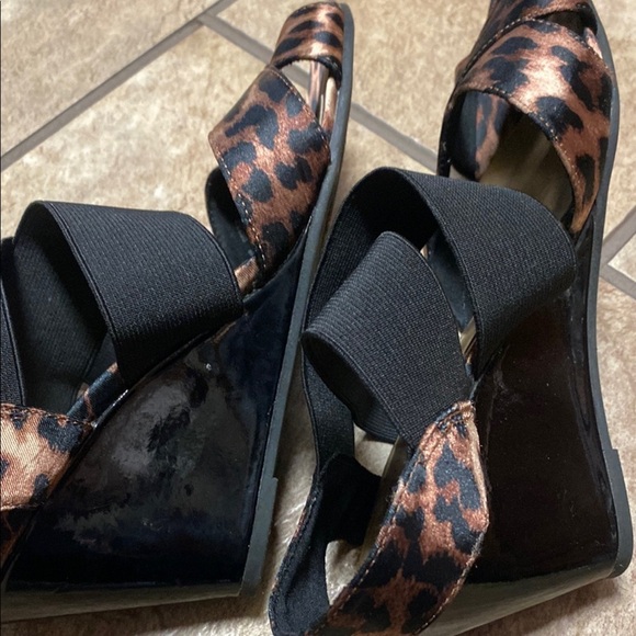 Predictions Size 6W Brown and Black Leopard Print Wedges - Picture 7 of 11